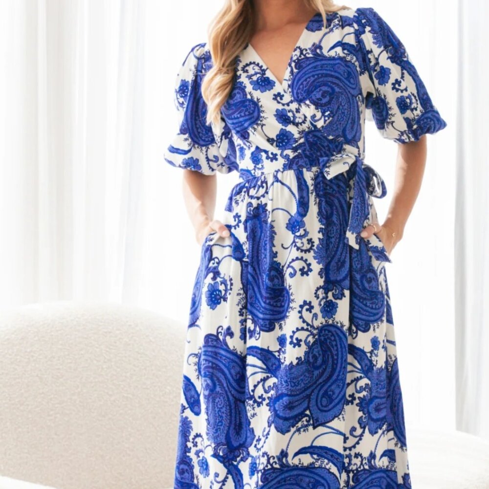 Beautiful blue floral wrap dress, NWT